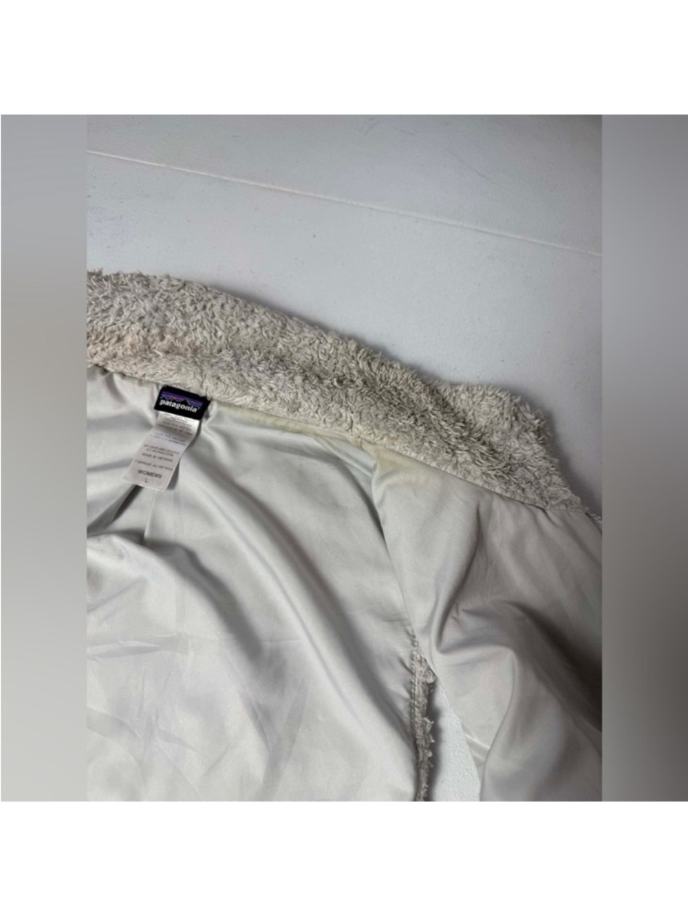 Patagonia Women's Fleece Vest
Gray Sherpa Full Zip Size L
Outdoor Hiking - Picture 9 of 12